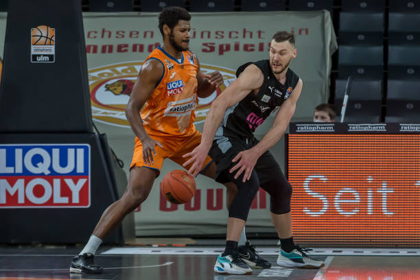 由于伤病以 由于伤病以